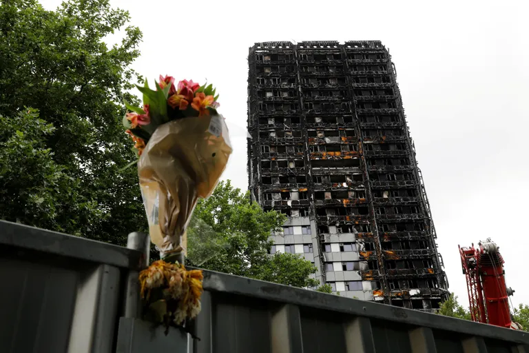 Hukkunute mälestuseks viidud lilled Grenfell Toweri juures.