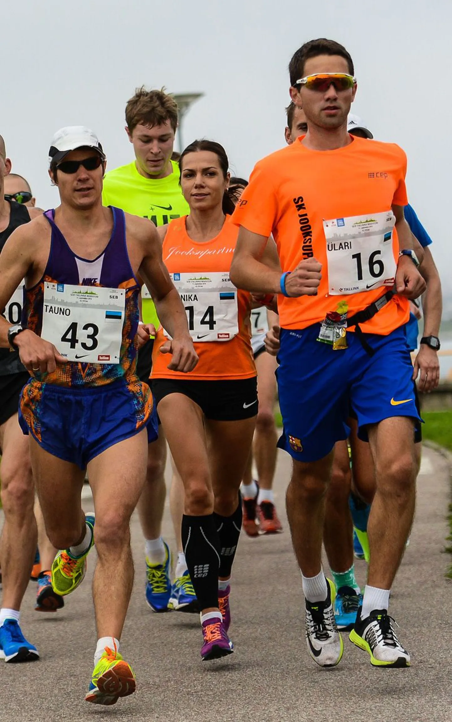 Moonika Pilli (keskel) läks maratonile oma aega jooksma ning ei osanud oodata, et jõuab pjedestaali kõrgeimale astmele.