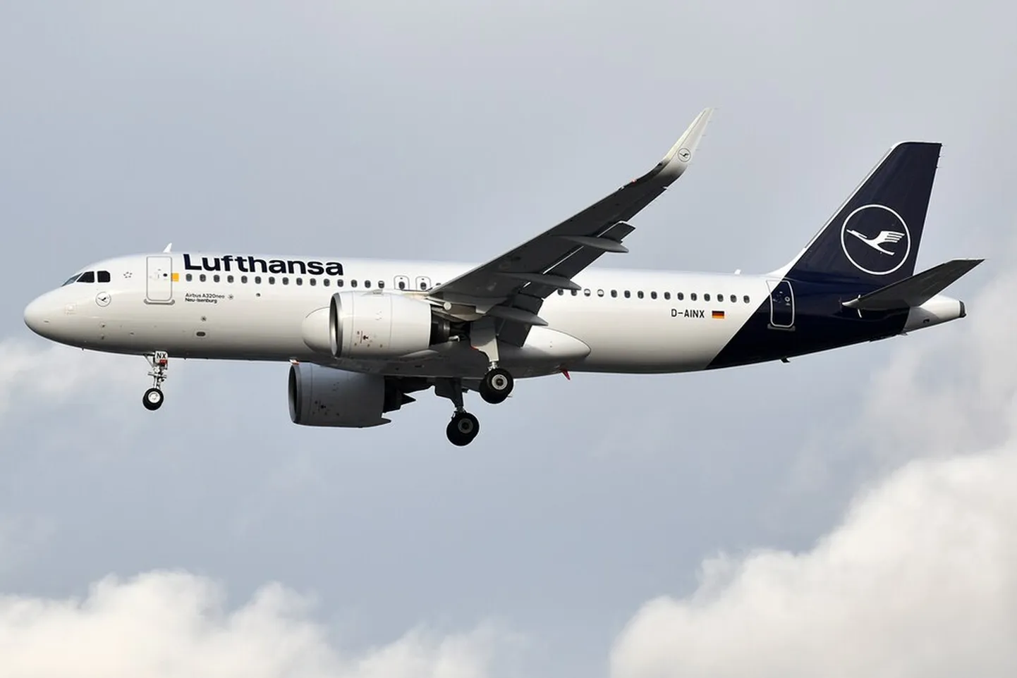 Lufthansa Airbus 320.