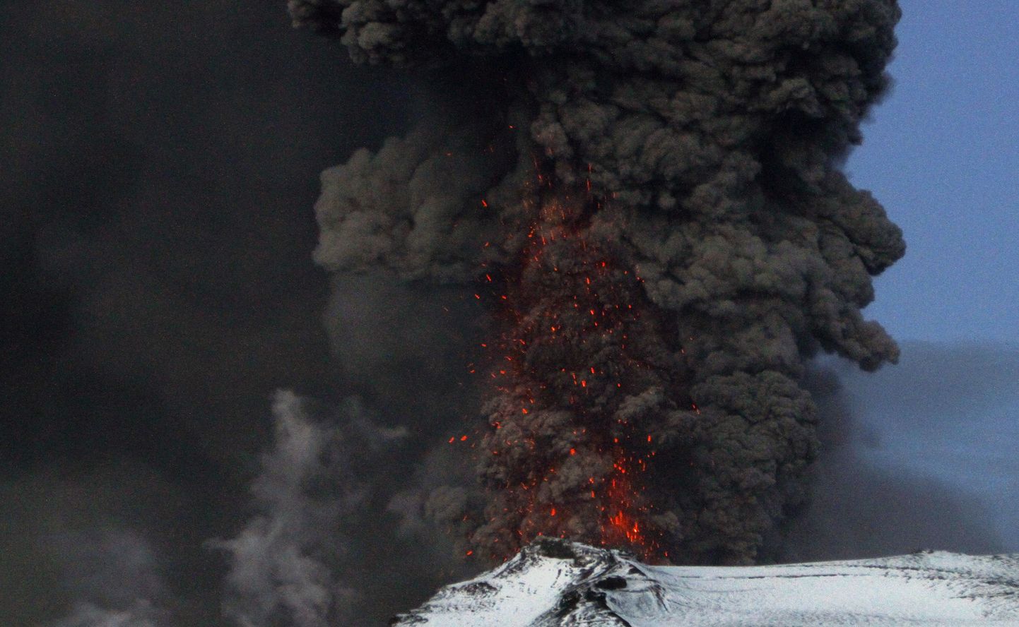 Islandi vulkaanide aktiviseerumine võib elu segada veel aastakümneid? Fotol Eyjafjallajökulli liustiku Fimmvörðuhálsi vulkaan