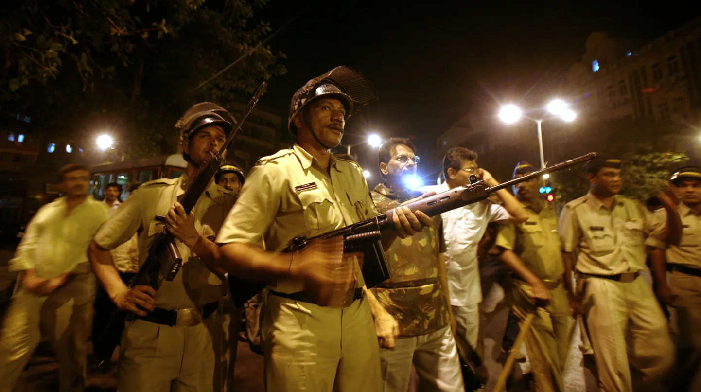 Mumbai politseinikud rünnaku alla sattunud raudteejaama lähedal.