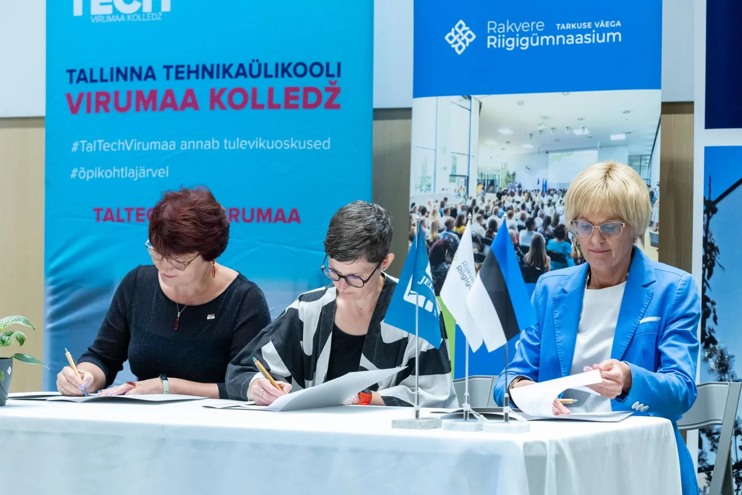 Ühiste kavatsuste protokolli allkirjastamine Rakvere riigigümnaasiumis 10. septembril: vasakult Mare Roosileht, Liisa Puusepp ja Karin Rändla.