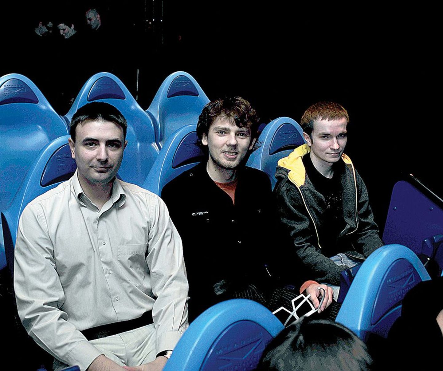 Uue 4D-rallifilmi autoritest tulid Ahhaa 4D-elamuskinno esilinastusele Tartu Ülikoolis füüsikat tudeerinud materjaliteadlased Juri Kikot (vasakult), Aleksei Šulga ja Pavel Supletsov.