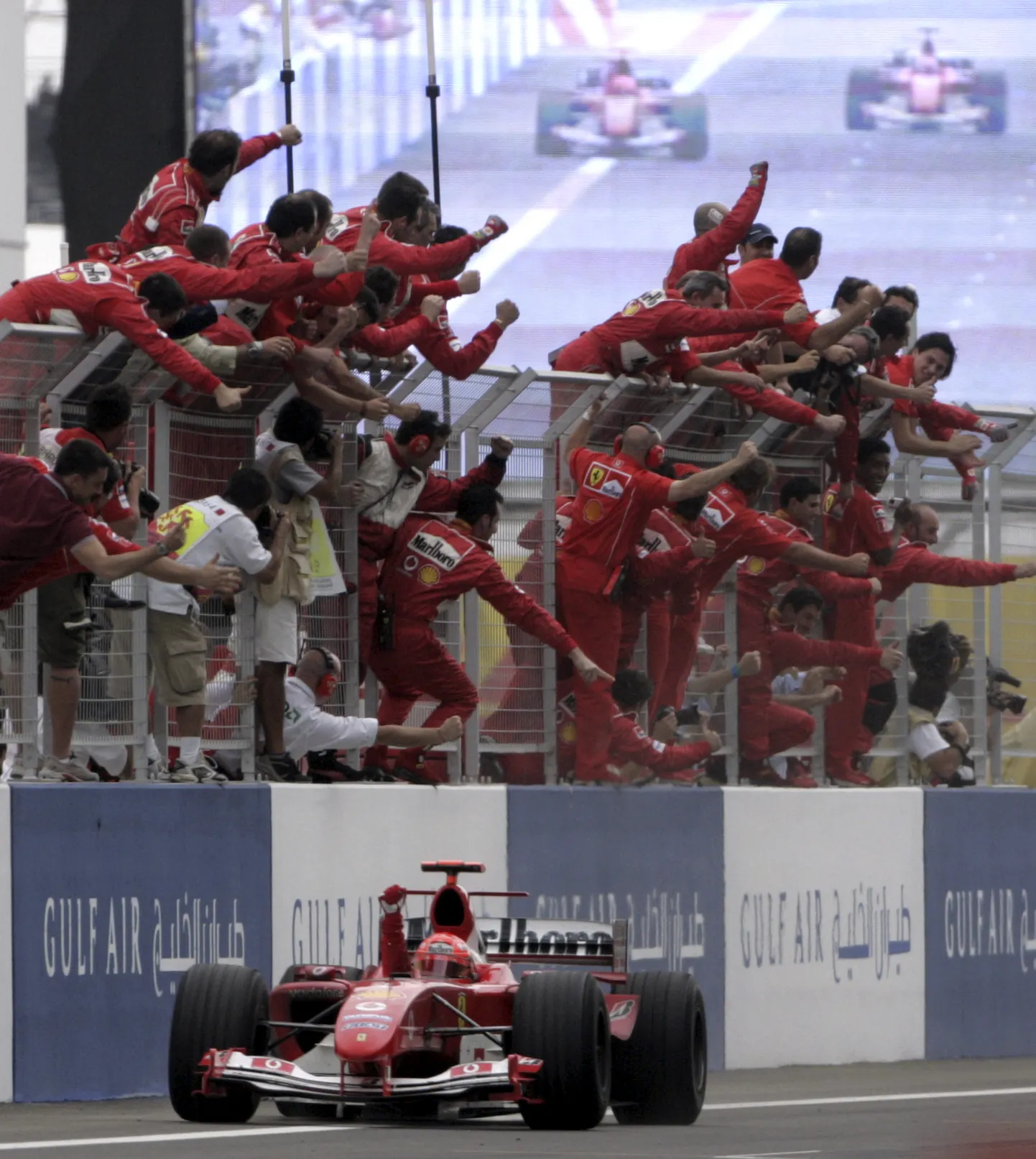 Michael Schumacher 2004. aastal Bahreini GP võitu tähistamas