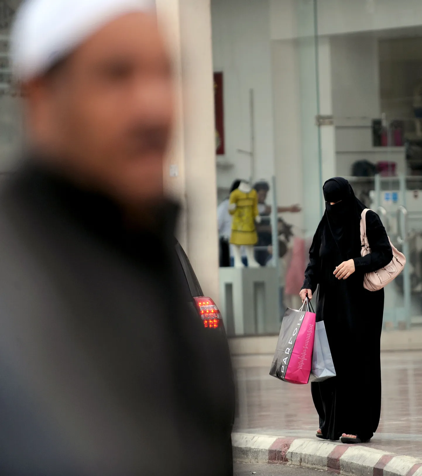 Saudi Araabia mehed saavad sõnumi, kui nende abikaasad püüavad riigist lahkuda
