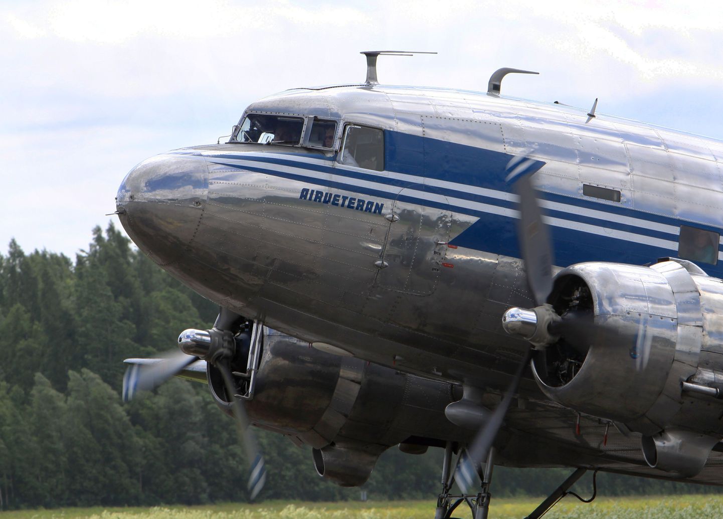 Pärnu lennuväljal maandus Soome lennuveteranide ühingule kuuluv uunikumlennuk Douglas DC-3.