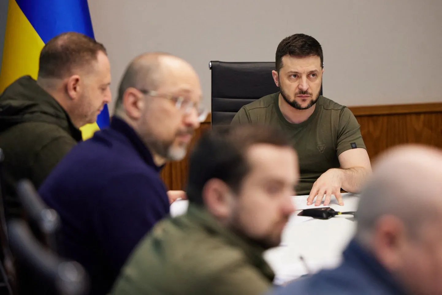 Ukraina president Volodõmõr Zelenskõi 2. aprillil kohtumisel valitsuse liikmetega.