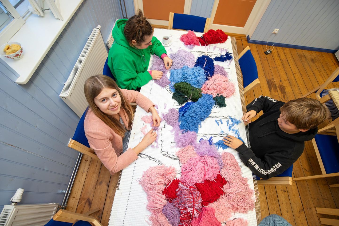 Tekstiilikunstnik Maryliis Teinfeldt-Grins kaasas Kadrina kogukonna kunstiprojekti "Kes mäletab viimasena? Kes mäletab paremini?".