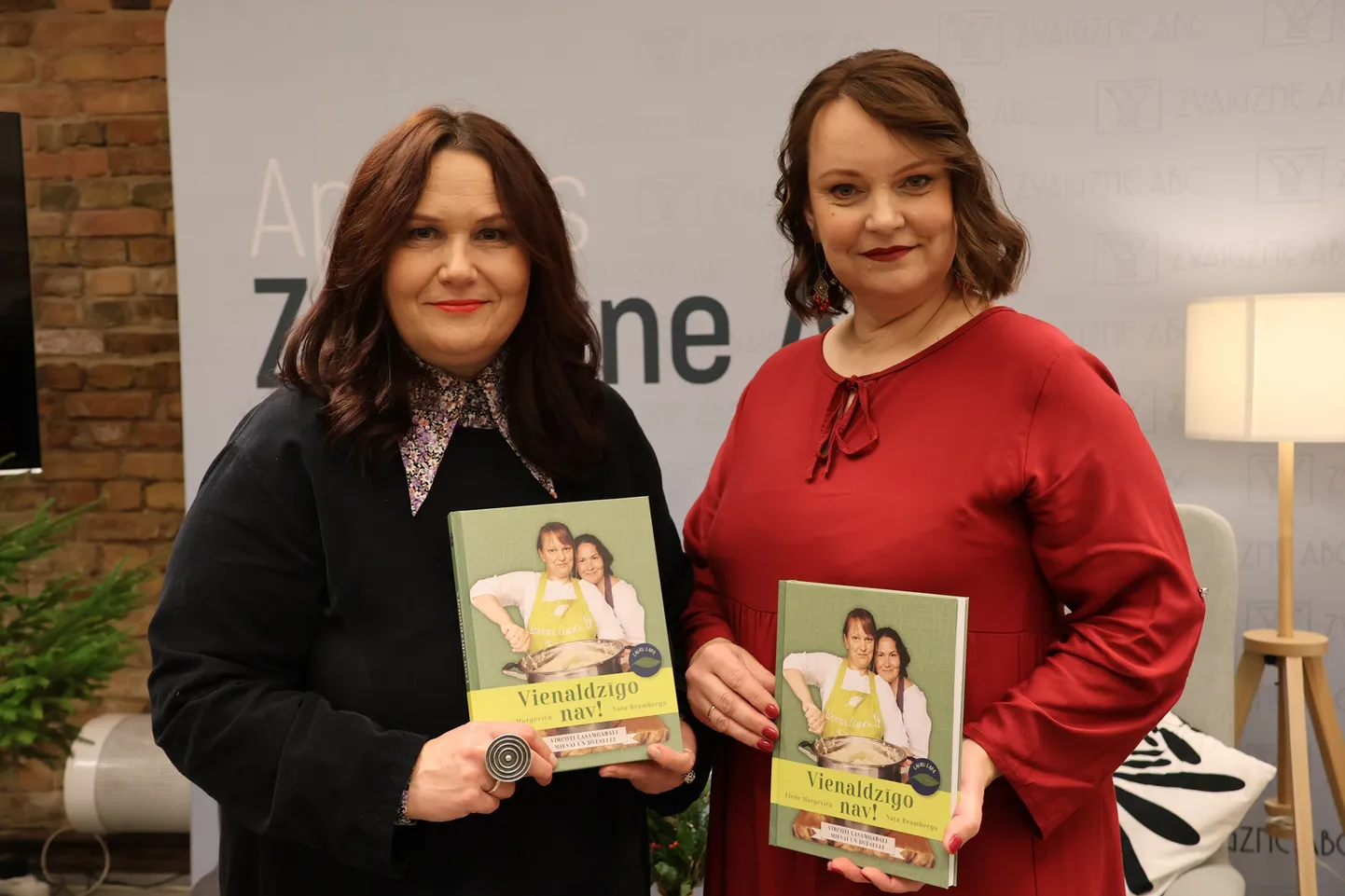 Grāmatas autores Nata Bramberga (no kreisās) un Liene Margeviča.