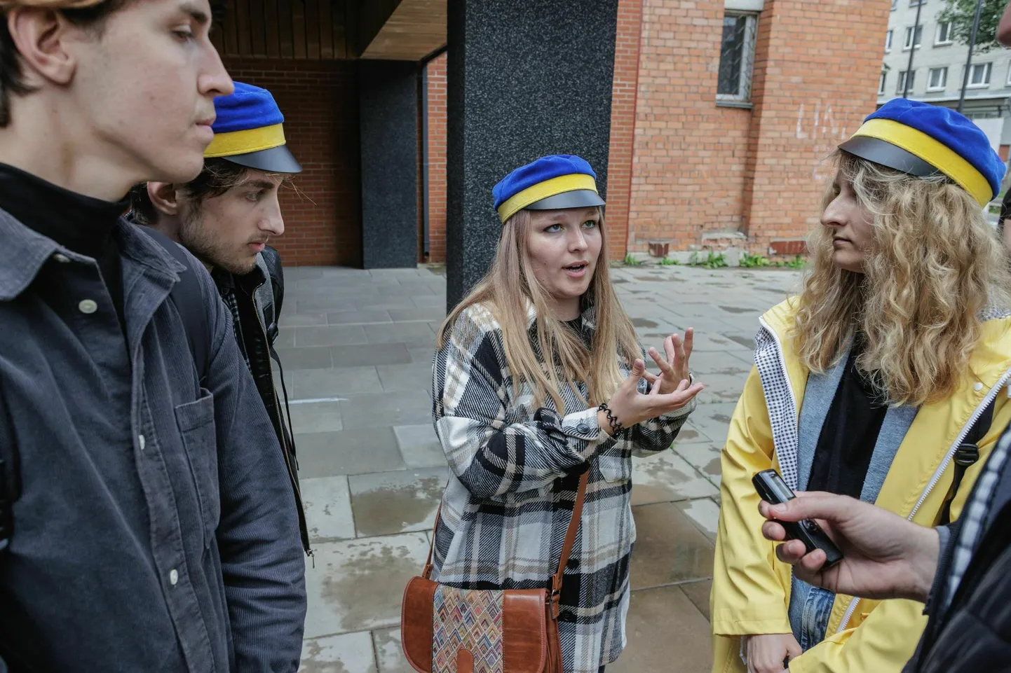 Venemaalt Eestisse õppima ja tööle tulnud tudengid Adam Alidibirov (vasakult teine) ja Alina Abramova (kolmas) näevad oma tulevikku hea meelega Eestis ja on valmis andma riigi heaks oma panuse.
