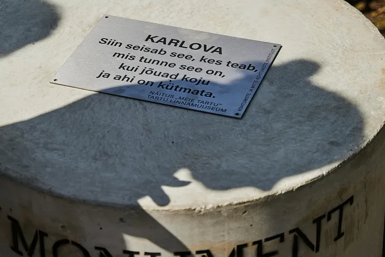 Karlova monumendile sobib kõige paremini seisma «see, kes teab, mis tunne see on, kui jõuad koju ja ahi on kütmata».