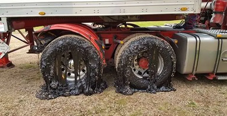 Sulanud asfalt autoratastel