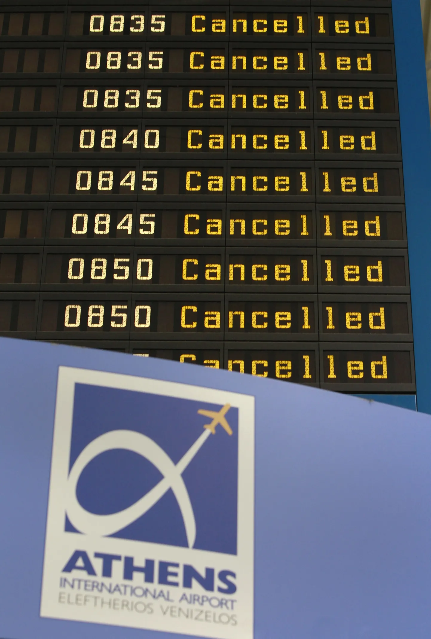 Ateena lennuvälja infotahvel näitab, et kõik lennud on tühistatud.