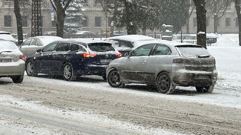 FOTO UN VIDEO ⟩ Pamatīgi sastrēgumi un vairāku auto sadursmes. Sniegputeņa radītais haoss uz Latvijas autoceļiem