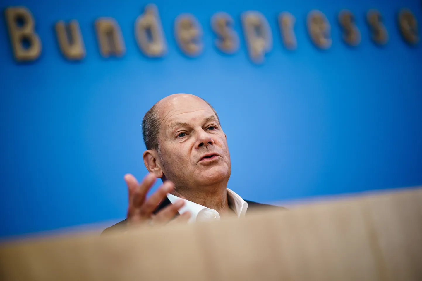 Saksamaa kantsler Olaf Scholz täna Berliinis pressikonverentsil.