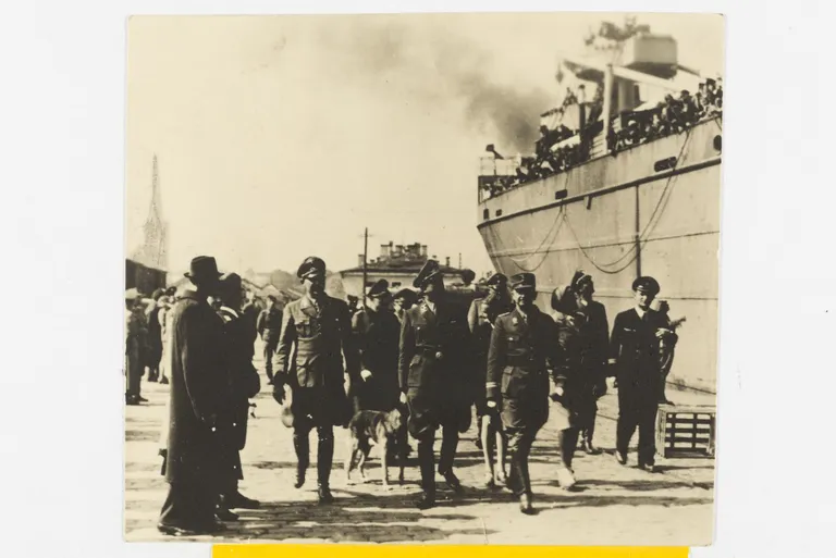 Eestimaa kindralkomissar Karl-Siegmund Litzmann (esiplaanil) lahkub koos teiste Saksa võimuesindajatega laeval Wartheland Eestist, 20. september 1944.