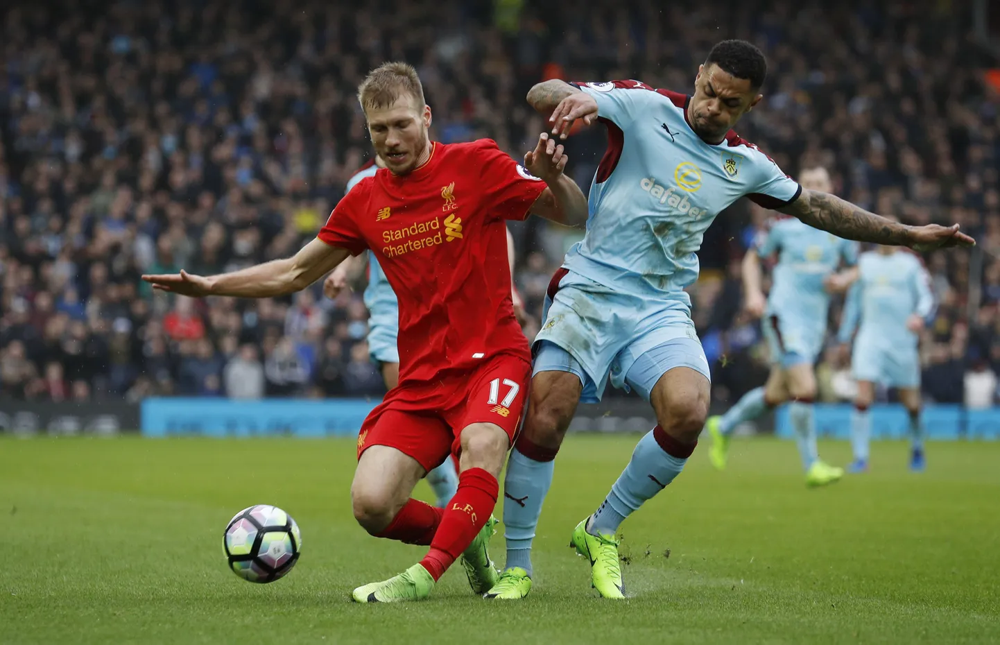 Ragnar Klavan (vasakul) võitlemas eilses kohtumises Andre Gray vastu.