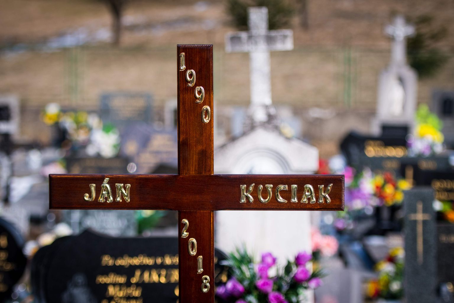 Rist mõrvatud slovaki ajakirjaniku Jan Kuciaki haual.