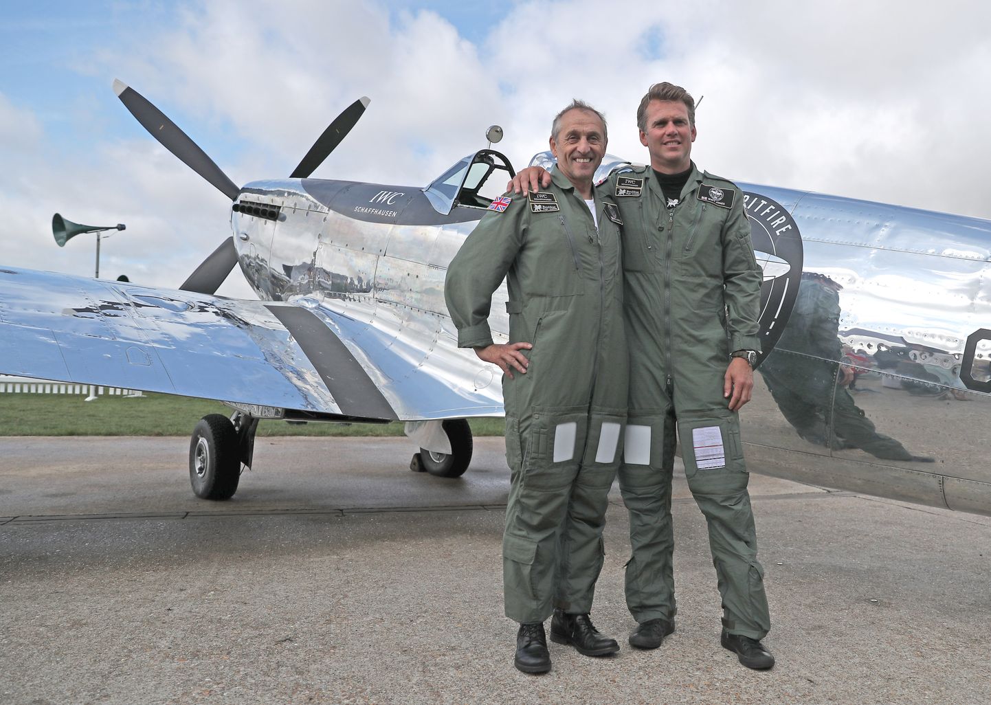 Piloodid Matt Jones (paremal) ja Steve Brooks võtavad ette ajaloolise lennu hävitajaga Spitfire.