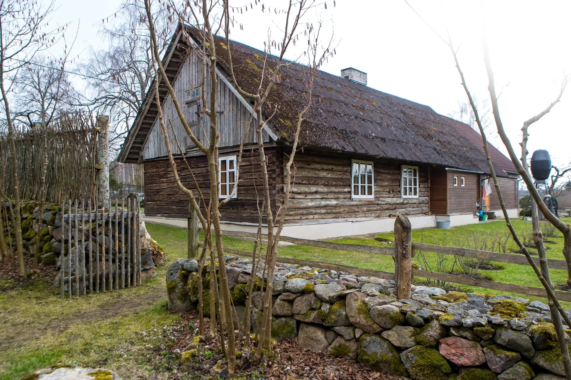 Aastal 2013 valiti Saatemäe talu Leisi valla heakorrakonkursi “Kena kodu 2013” üheks kaunimaks pereelamuks.
