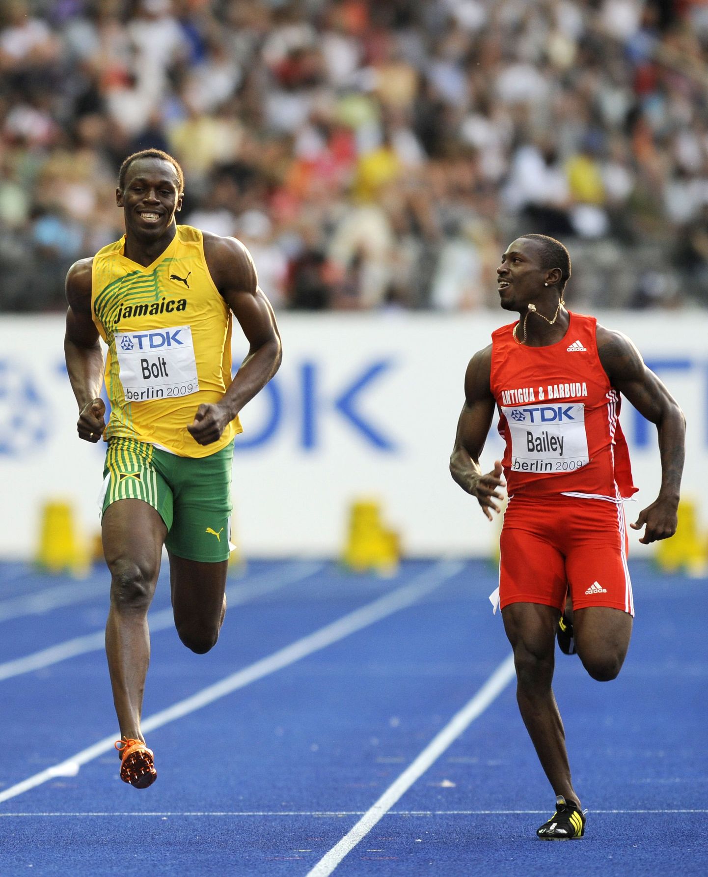 Usain Bolt (vasakul) Antigua ja Barbuda jooksja Daniel Baileyga (paremal) eeljooksus võistlemas.