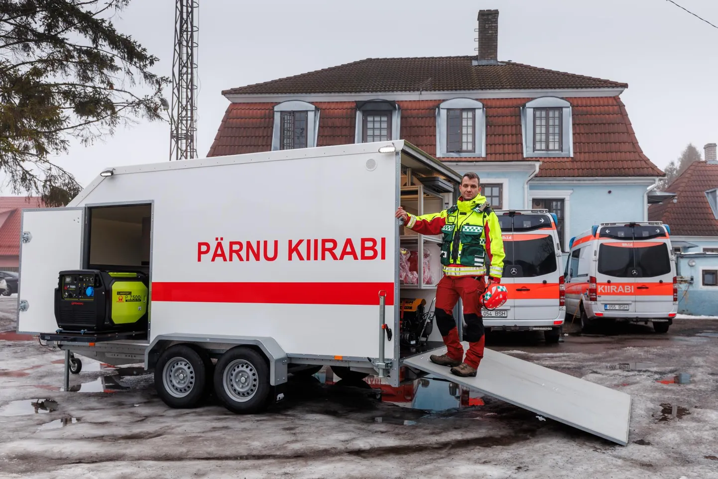 Pärnu haigla kriisi- ja eriolukordade koordinaator Riho Runnel rääkis, et haagise laht pakkimine võtab vähem aega kui kokkupanek.