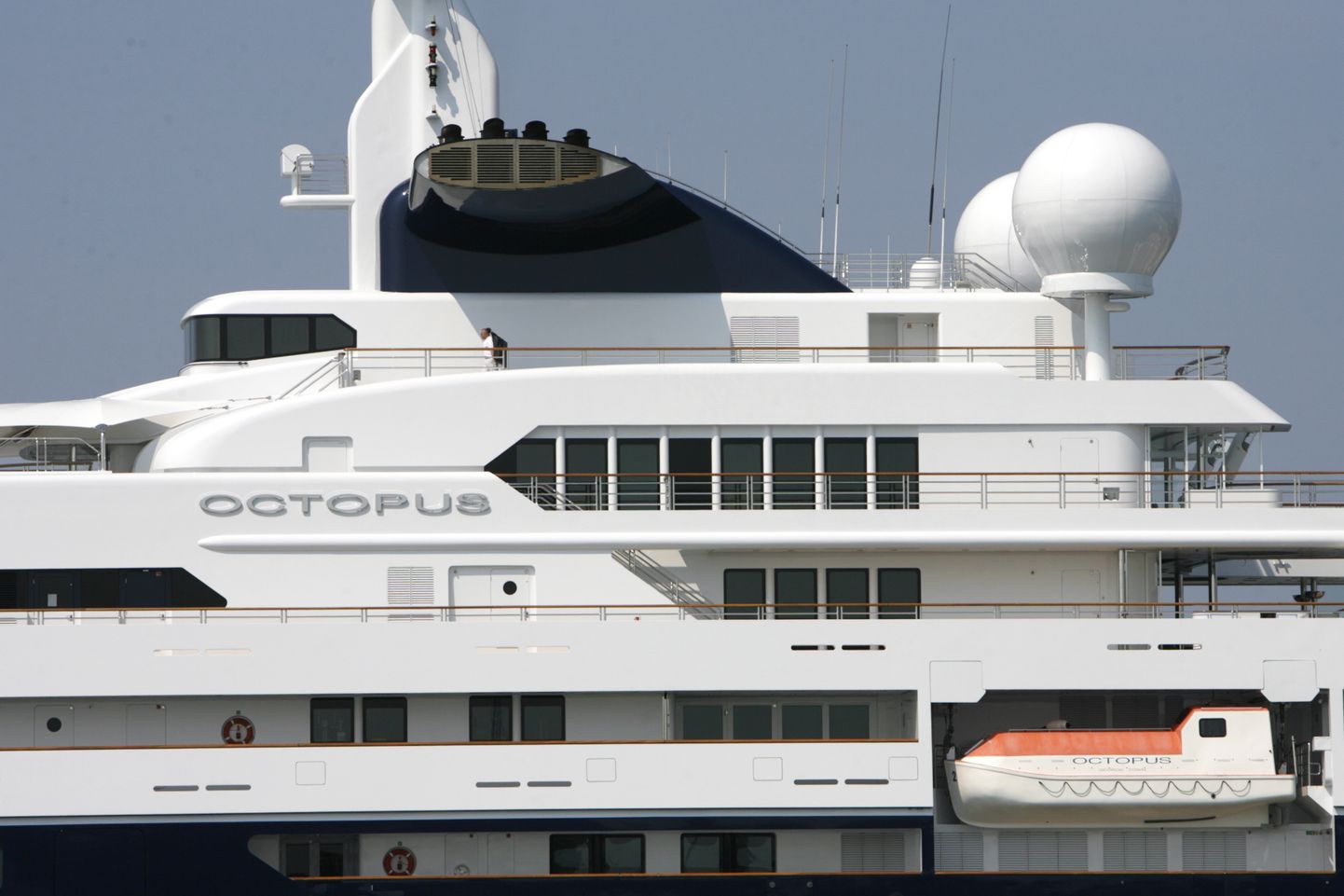 Яхта Octopus в порту Таллинна в 2010 году.