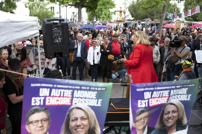Vasakpoolse erakonna La France Insoumise esindaja Danielle Simonnet Pariisis kõnet pidamas.