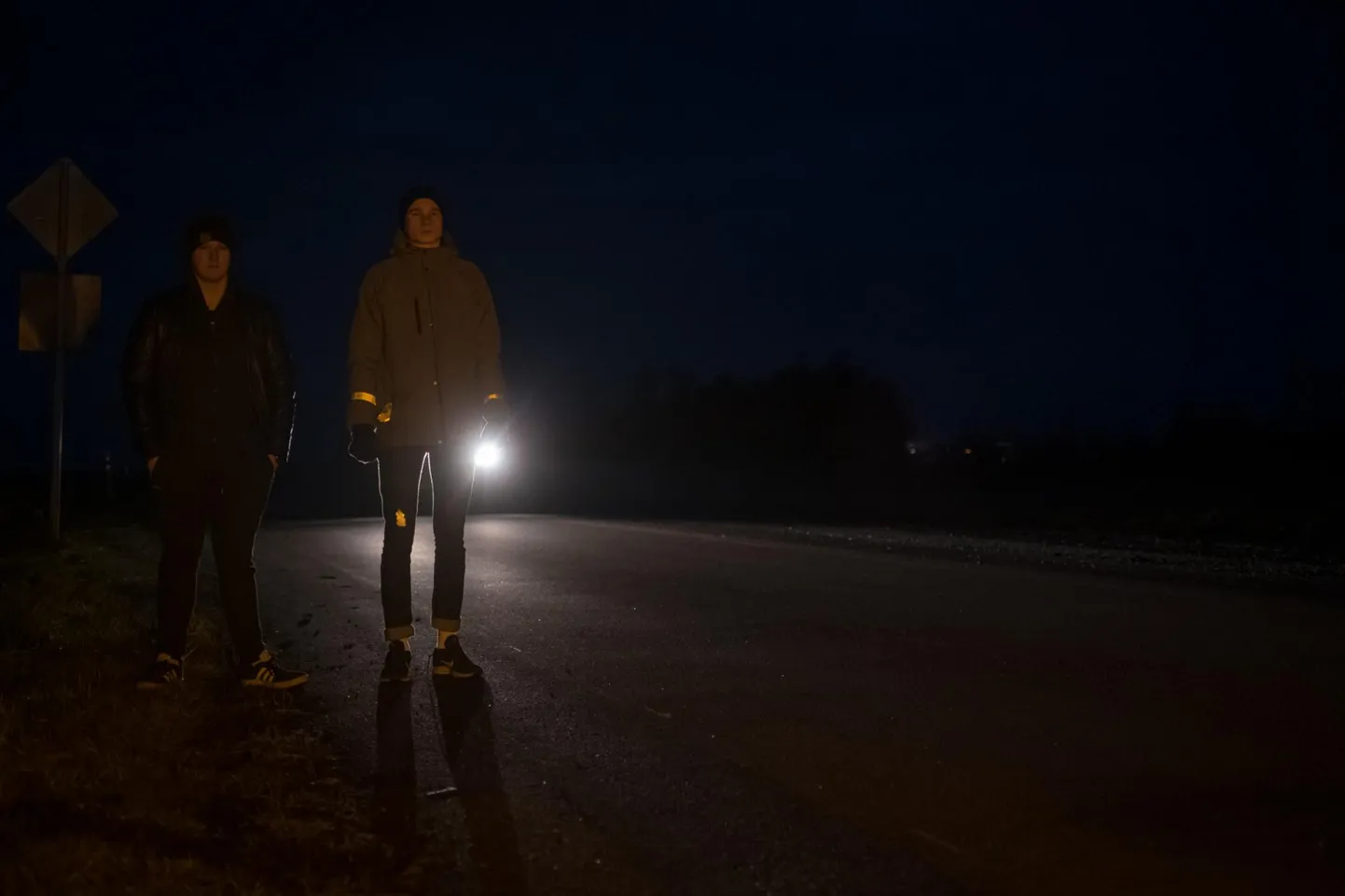 Ilma helkurita jääksid jalakäijad pimeduses peaaegu nähtamatuks.