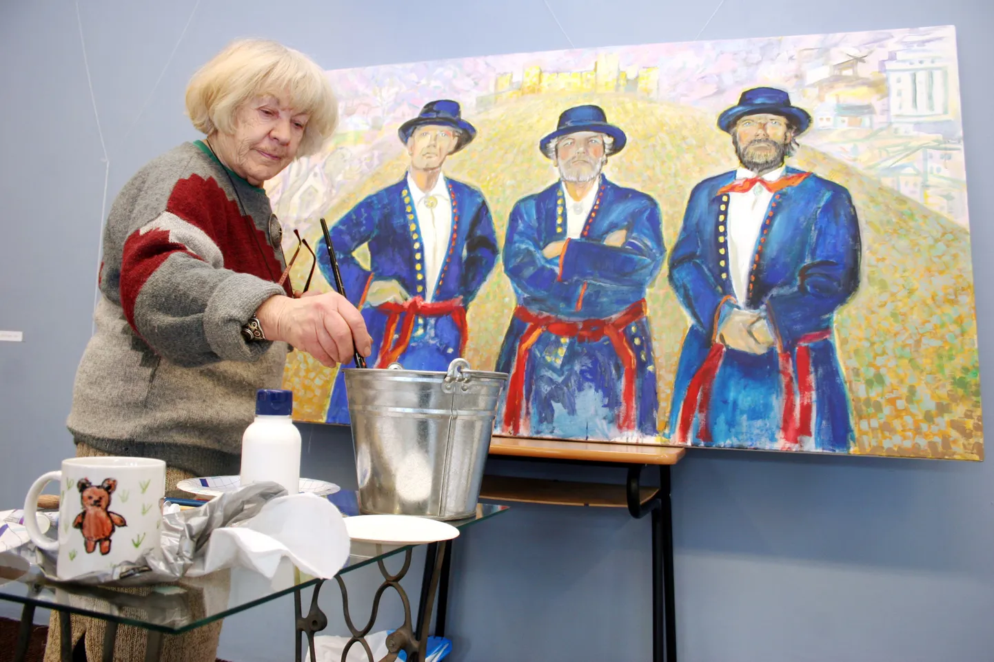 Kunstnik Valli Lember Bogatkina töötamas.