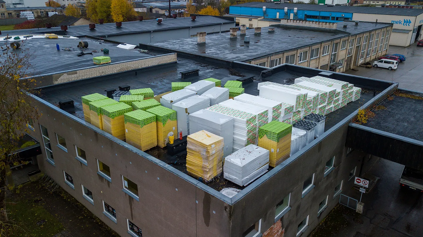 Paide linnavõimla uuendus algas hädapäraseima töö, katusele uue, veekindla katte panekuga.