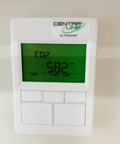 Üks süsihappegaasi mõõtja on siin. Hea näiduga - 582 ppm.
