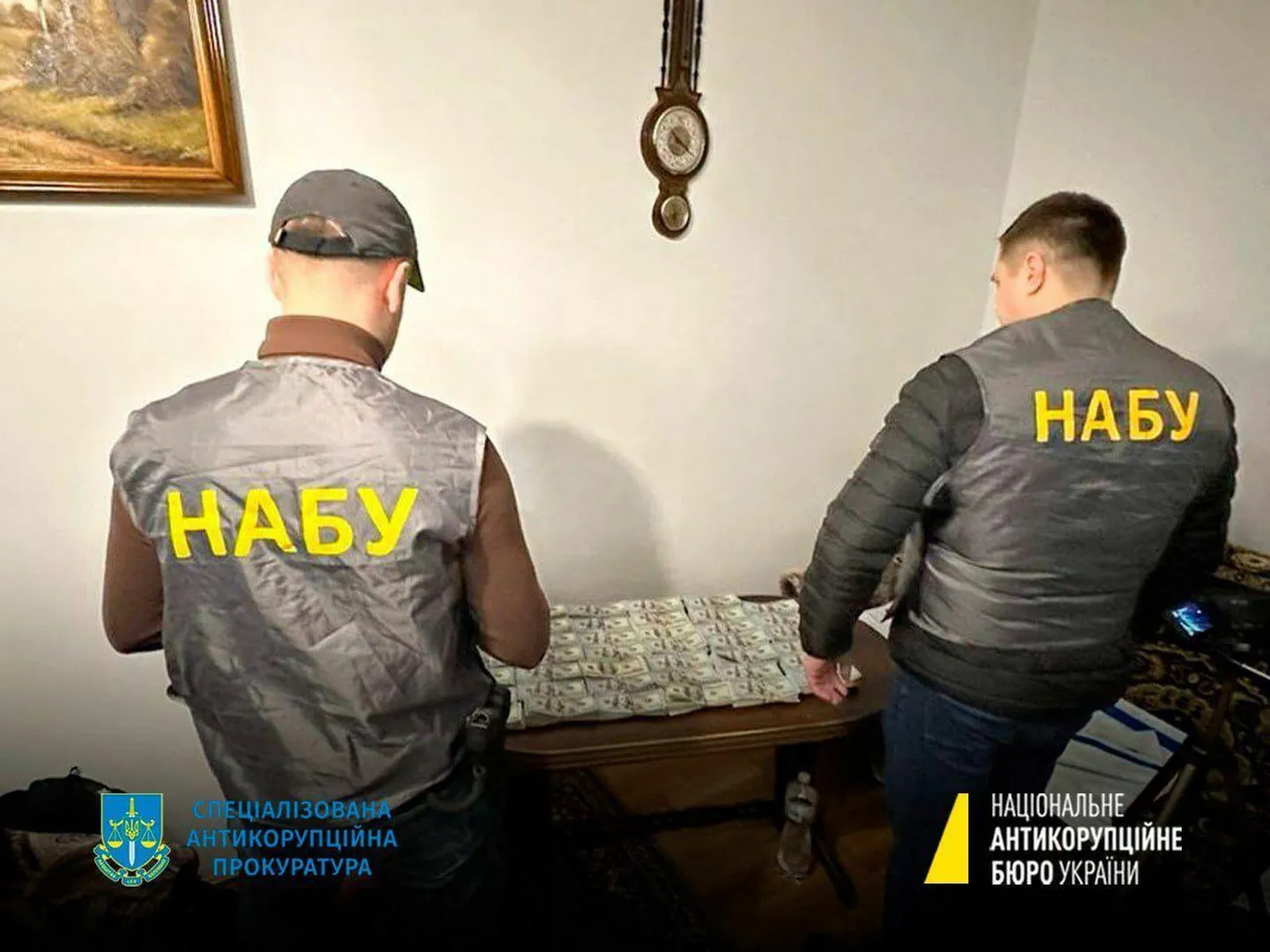 Ukrainas korruptsioonikuritegusid uuriva politseiasutuse NABU töötajad näitavad hiljutise uurimise käigus konfiskeeritud sularaha.