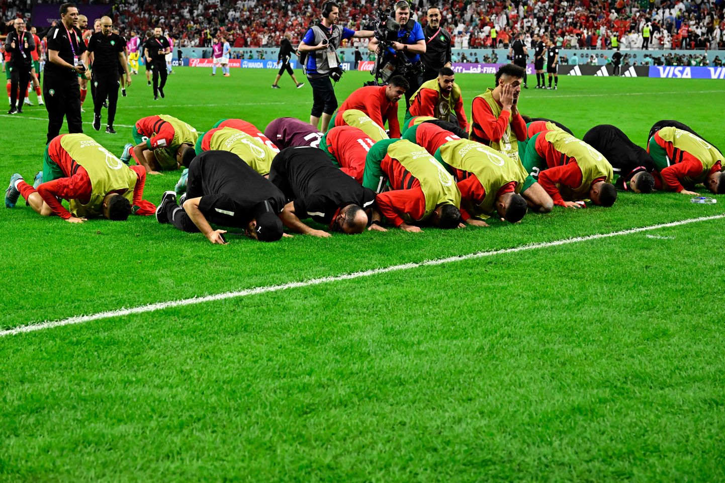Maroko jalgpallurid tegemas 6. detsembril 2022 Katari MMil moslemipalvet pärast Hispaania alistamist penaltidega 3:0