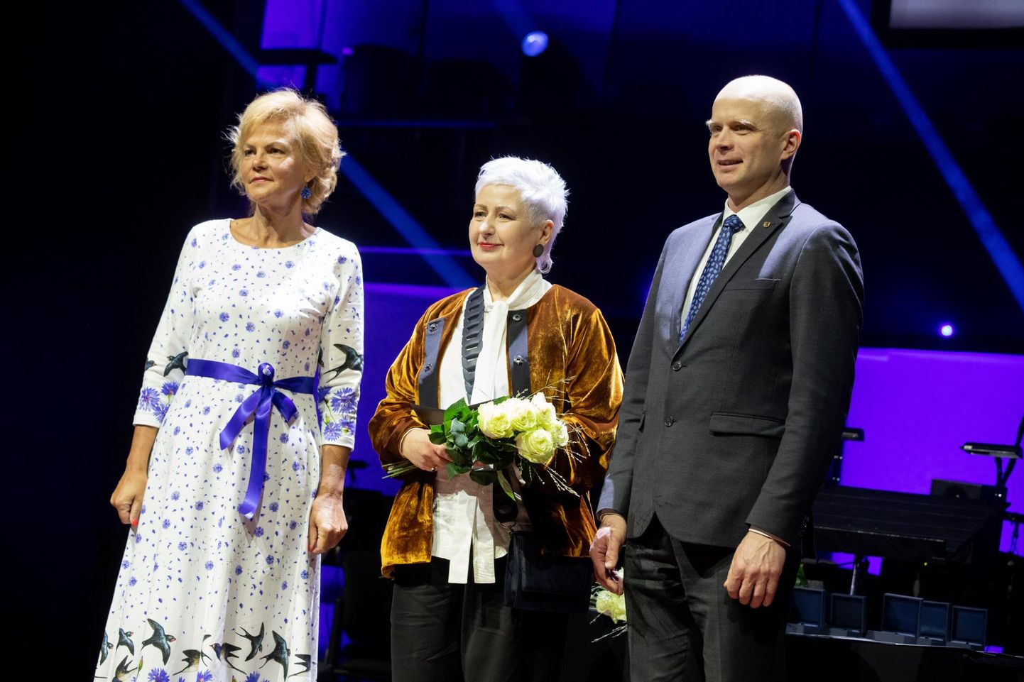 Mullu oli üks Pärnumaa vapimärgi saajatest Pärnu naiste tugikeskuse juhataja Margo Orupõld (keskel), kes nullist üles ehitanud koduvägivalla all kannatanuid toetava asutuse.