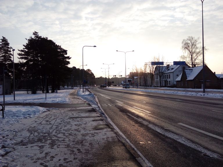 Pärnus Riia maantee ja Liivi tee ristmiku juures jäi teele reka, mille lastiks olnud konteiner pääses sõidu ajal lahti.