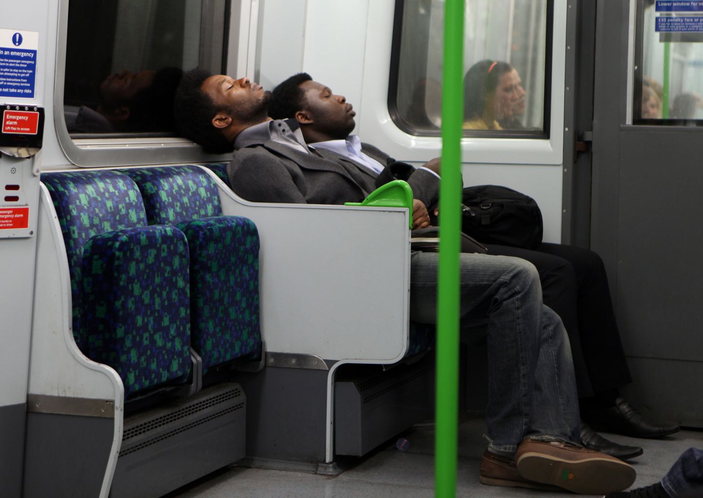 Cilvēki Londonas metro.