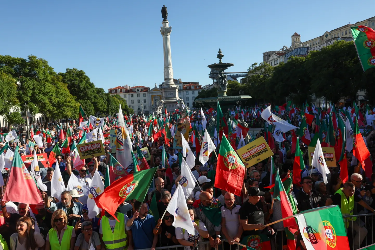 Portugali paremäärmusliku partei Chega toetajad protestimas 29. septembril Lissabonis migratsiooni vastu.
