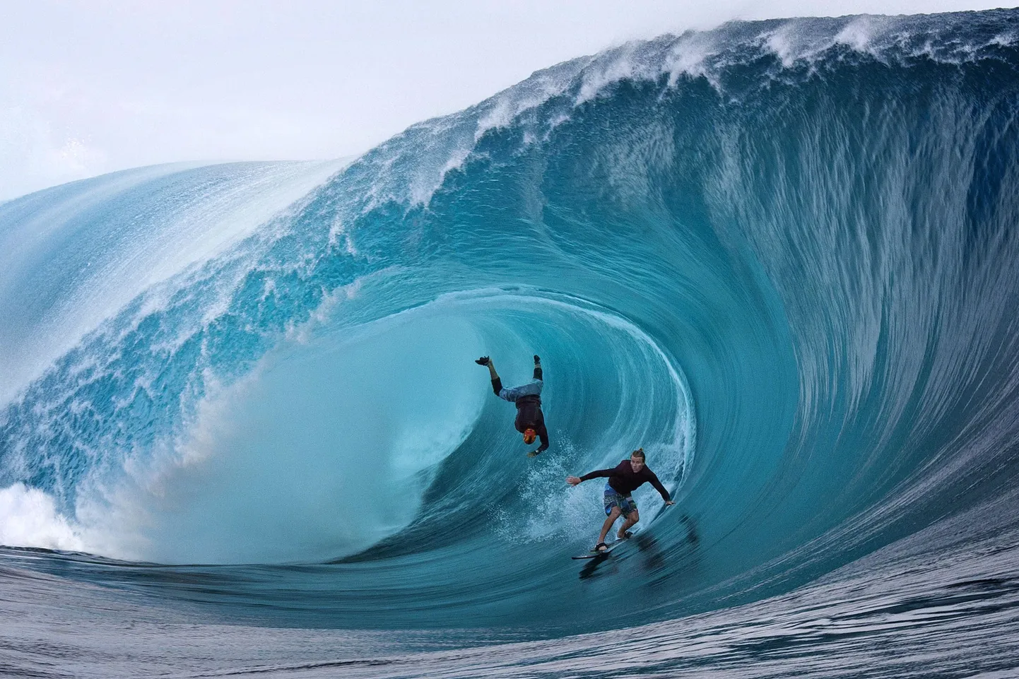 Surfarid Mark Healey (paremal) ja Garrett McNamara.