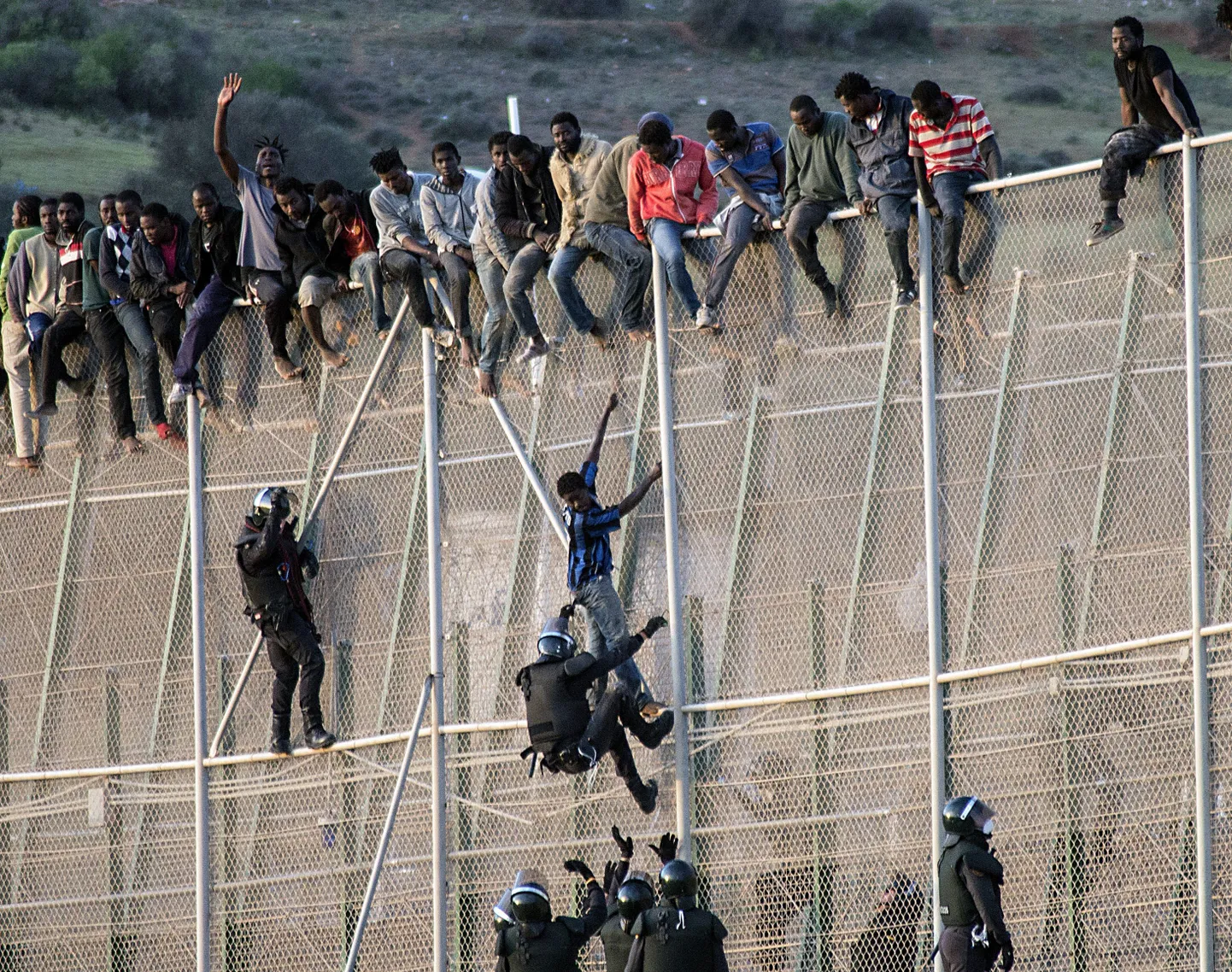 Hispaania võimud üritavad kätte saada üle Melilla turvatara ronivat meest.
