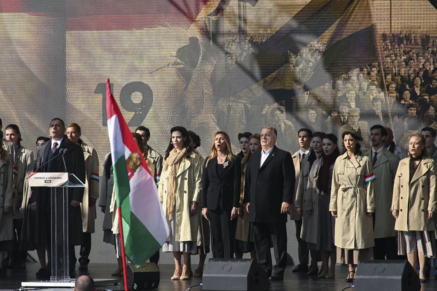 Ungari peaminister Viktor Orbán, tuntud sopran Erika Miklósa ja esinejad laulsid isamaalist laulu pealkirjaga "Szózat", mida peetakse riigi teiseks hümniks.