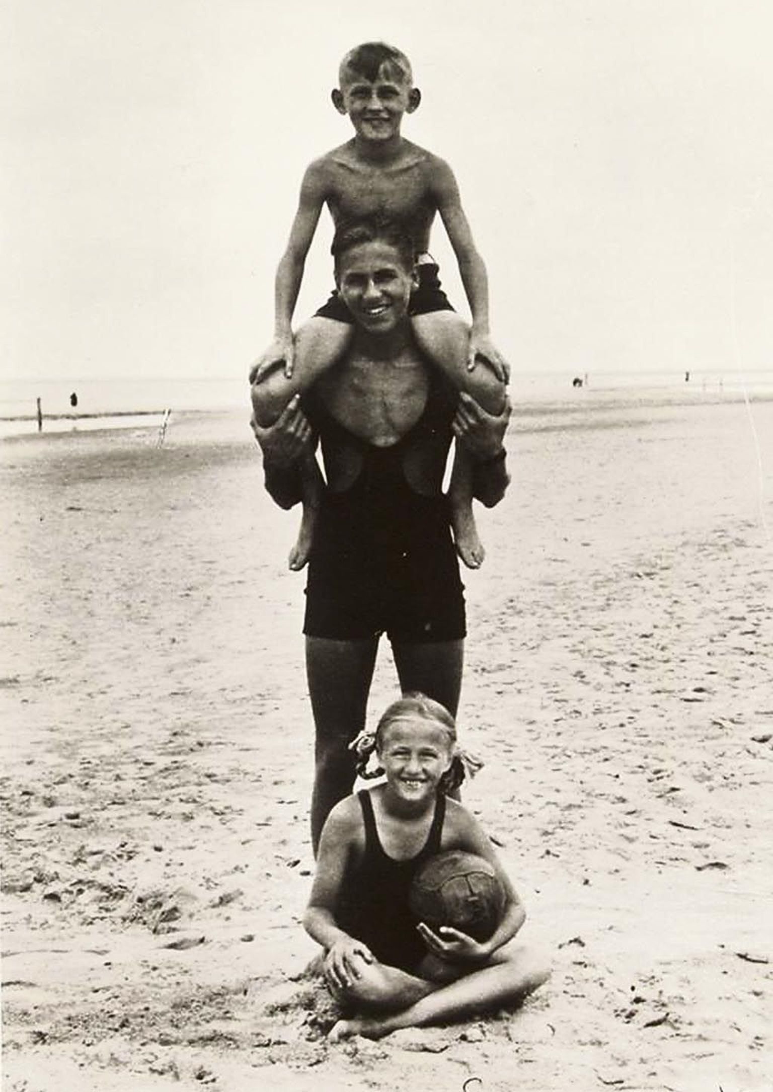 Meenutus Pärnu rannast 1938. aastal. Tulevased lapsevanemad: nobelisti ema Inez istub liival, Peeter Lauritsa isa on kukil.