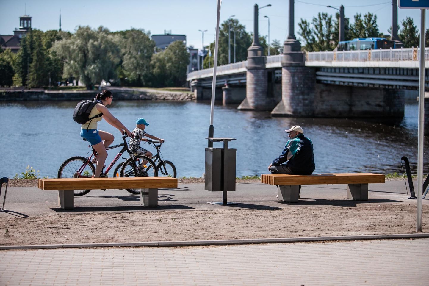 Pärnu jõe paremkaldal on nüüd paremad võimalused vaba aja veetmiseks ja kergliiklemiseks. 