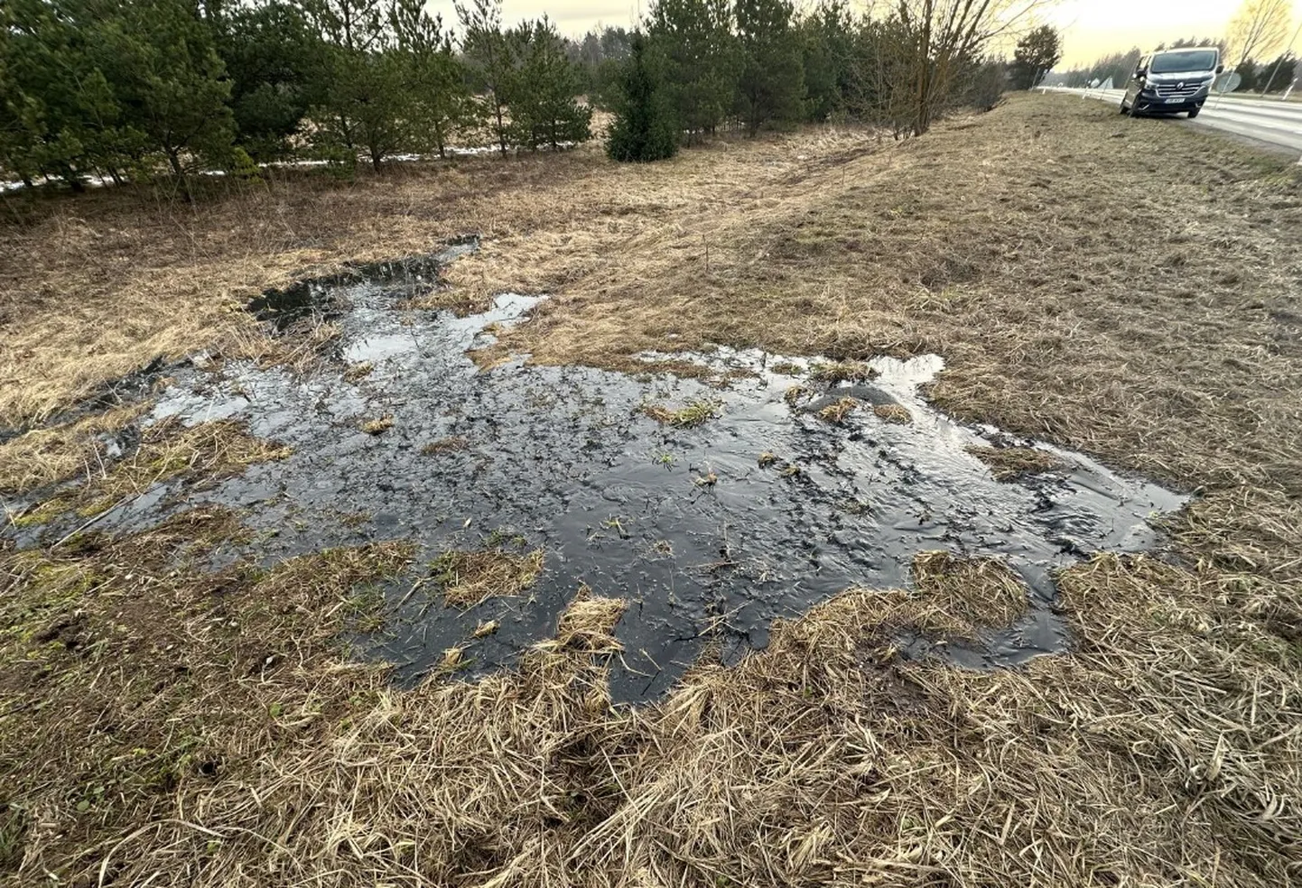 Kanalisatsioonitoru purunes liitekohast ning tekitas lokaalse reostuse.
