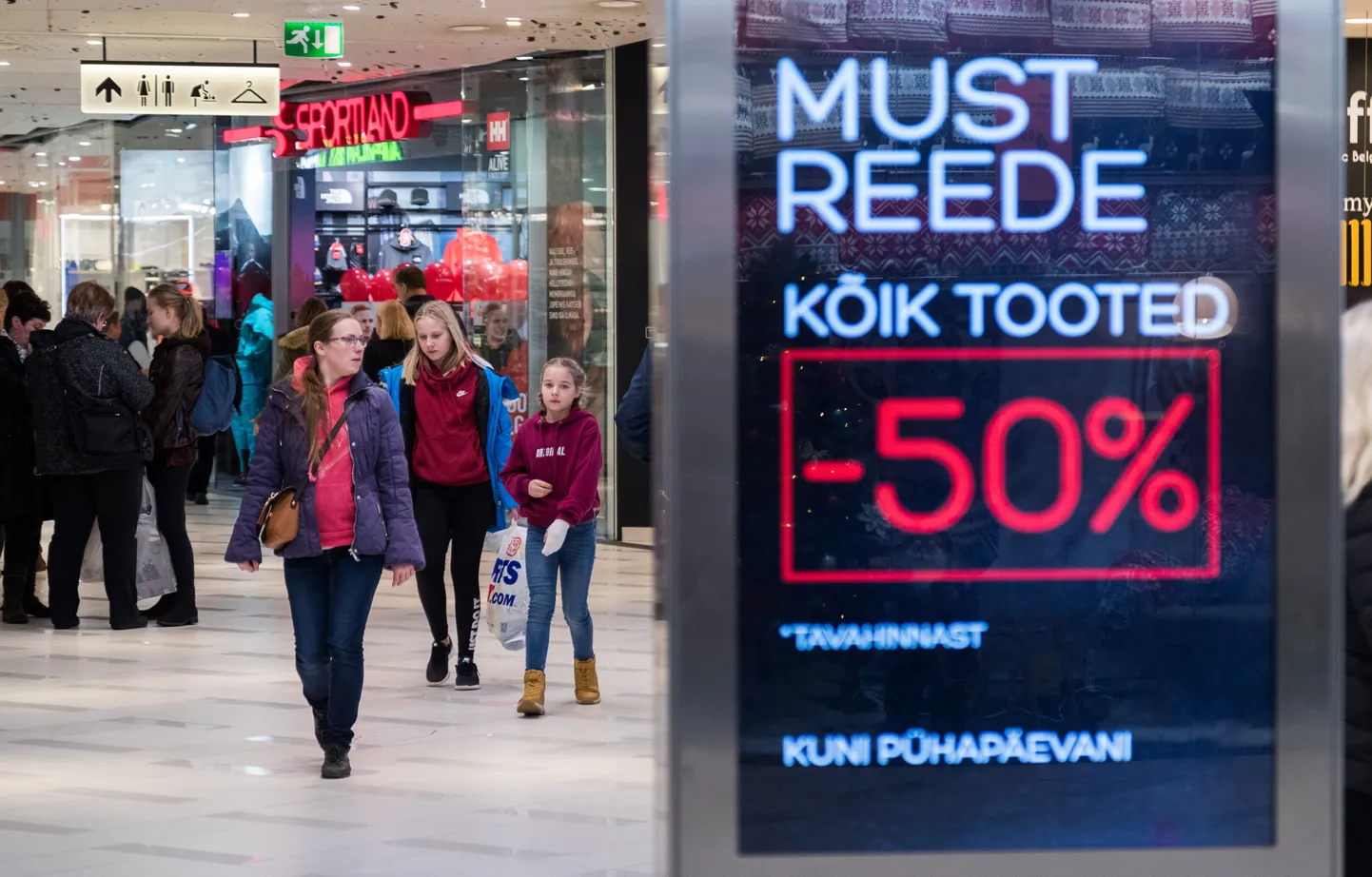 Must Reede Ülemiste keskuses.