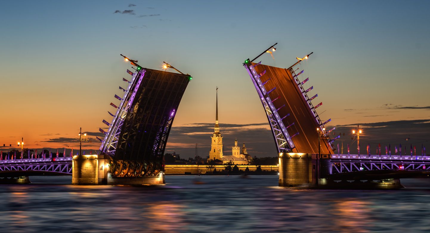 Разведенный мост в Санкт-Петербурге.