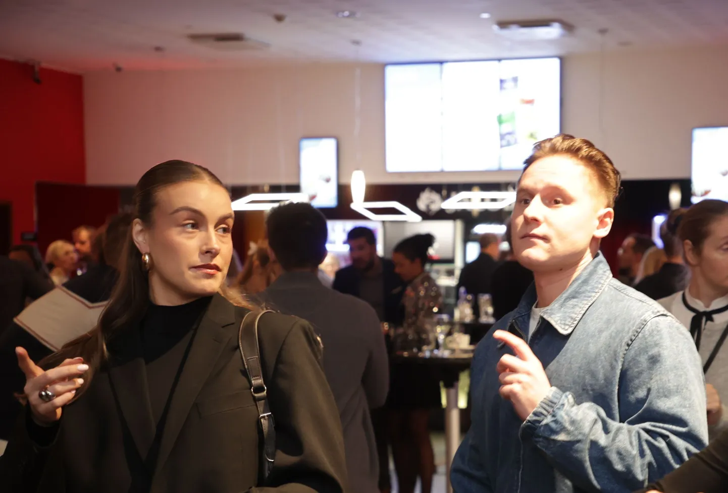 Eleryn Tiit ja Robin Valting saabumas Mart Võrklaeva röstile.