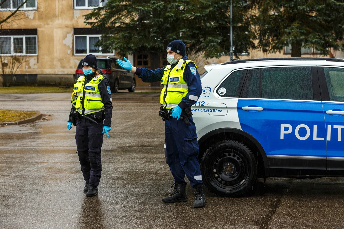 Politseinik ja abipolitseinik. Pilt on illustreeriv.