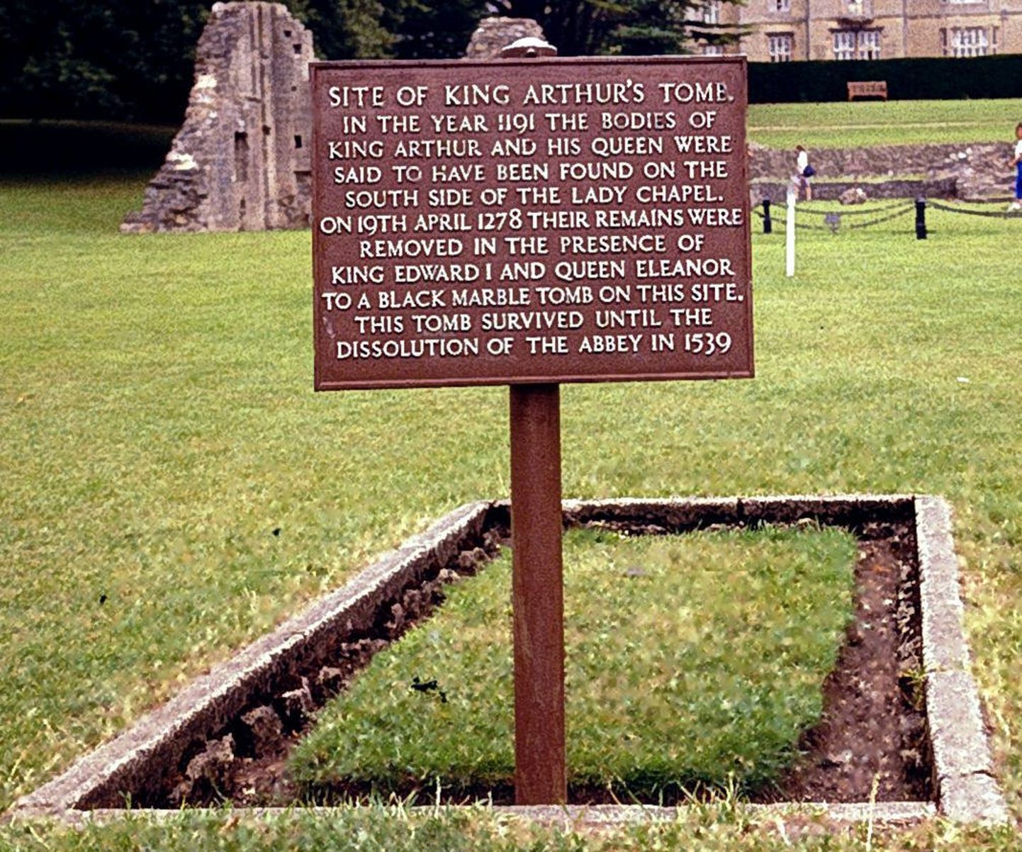 Paik Glastonbury kloostris, kuhu väidetavalt maeti kuningas Arthur ja kuninganna Quinevere