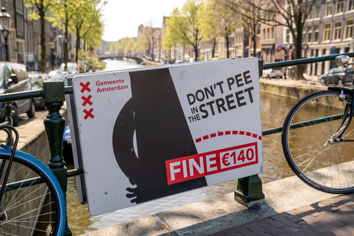 Hoiatussilt Hollandi pealinnas Amsterdamis, mis ütleb, et tänaval urineerimise eest võib saada 140 eurot trahvi